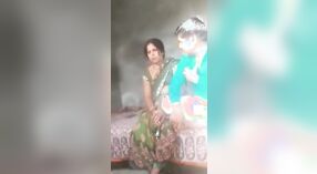 Indian MILF saka desa nemu nakal karo dheweke klien lokal ing desi mms video 1 min 10 sec