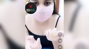 Desi dziewczyna ' s pierwszy czas żyć krzywka pokaz z różowy Maska 5 / min 20 sec