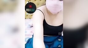Desi Girl ' s eerste keer Live Cam Show met roze masker 0 min 0 sec