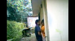 Barare Indiano moglie Havta Chhavi prende giù e sporco con lei roommate in questo desi porno video 3 min 50 sec