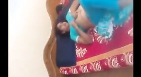 Indiase Huisvrouw van Ahmedabad strips en masturbates in een sari 0 min 0 sec