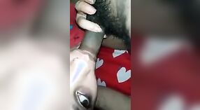 Keterampilan lisan ahli istri Desi dipamerkan dalam video beruap 0 min 30 sec