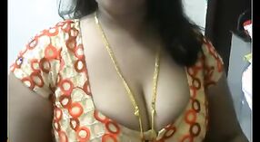 Las Grandes Tetas de Bhabhi Reciben el Mejor Tratamiento en un Video de Sexo Indio! 1 mín. 10 sec