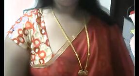 Les Gros Seins de Bhabhi Reçoivent le Meilleur Traitement dans la Vidéo de Sexe Indienne! 10 minute 20 sec