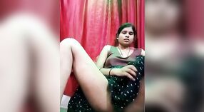 Desi bhabhi wordt naakt en vingert zichzelf op live XXX camera 3 min 50 sec