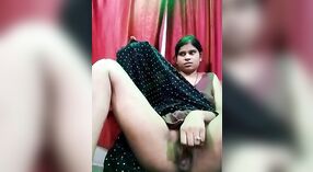 Desi bhabhi wordt naakt en vingert zichzelf op live XXX camera 4 min 20 sec