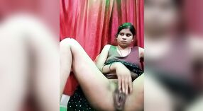 Desi bhabhi wordt naakt en vingert zichzelf op live XXX camera 4 min 50 sec