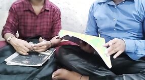 Estudiante universitaria india soborna a su maestra con charla sucia 1 mín. 10 sec