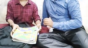 భారతీయ కళాశాల విద్యార్థి తన గురువును డర్టీ టాక్ తో లంచం ఇచ్చాడు 2 మిన్ 50 సెకను