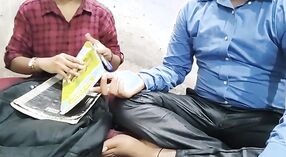 ভারতীয় কলেজ ছাত্র তার শিক্ষককে নোংরা কথা বলে ঘুষ দেয় 0 মিন 0 সেকেন্ড