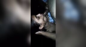 Desi girl fait une pipe satisfaisante à son frère dans cette vidéo MMC 1 minute 00 sec