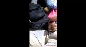 Bus-blowjob und boobspress-Action mit einer indischen MILF 2 min 00 s