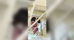 Rekaman seks MMS pasangan Desi tertangkap kamera di pintu masuk 3 min 00 sec