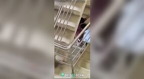 Rekaman seks MMS pasangan Desi tertangkap kamera di pintu masuk 0 min 30 sec
