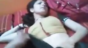 Tía india con grandes tetas se pone traviesa con su novio de la universidad 0 mín. 30 sec