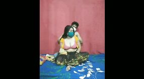 Desi MILF trompe son amant avec un autre homme dans cette vidéo de sexe maison 1 minute 30 sec