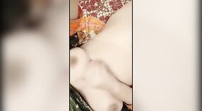 Desi vẻ đẹp flaunts cô ấy ướt và chật hậu môn lỗ trong một close-up bắn 1 tối thiểu 00 sn