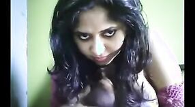 Индийская студентка колледжа с большими сиськами дразнит и доставляет себе удовольствие в домашнем видео 0 минута 0 сек