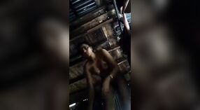 Video amateur muestra un coño sucio en un entorno desnudo 0 mín. 40 sec