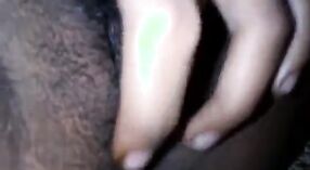 एक युवा भारतीय फूहड़ बंद हो जाता है पर उसकी उंगलियों में इस भाप से भरा वीडियो 2 मिन 50 एसईसी