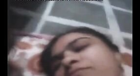 Dési Bhabhi indulges ing driji lan jago muter karo pacangan dheweke 1 min 30 sec