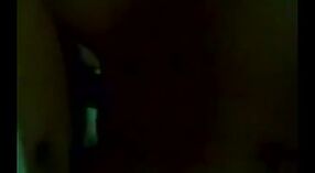 Te త్సాహిక భారతీయ టీన్ ఒక వ్యక్తికి కౌగర్ల్ స్థానంలో నడుపుతున్న ముందు ఒక వ్యక్తికి బ్లోజాబ్ ఇస్తుంది 2 మిన్ 50 సెకను