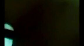 Te త్సాహిక భారతీయ టీన్ ఒక వ్యక్తికి కౌగర్ల్ స్థానంలో నడుపుతున్న ముందు ఒక వ్యక్తికి బ్లోజాబ్ ఇస్తుంది 3 మిన్ 00 సెకను