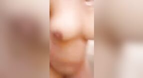 Bhabhi nue indécente MMC se fait doigter et se masturbe dans une scène divulguée 1 minute 50 sec