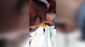 Desi meisje uit Telugu geeft een close-up blowjob aan haar minnaar in deze Indiase Porno video 1 min 40 sec