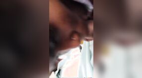 Desi meisje uit Telugu geeft een close-up blowjob aan haar minnaar in deze Indiase Porno video 2 min 00 sec