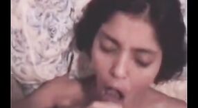 カルカッタのインドの女の子はオーラルセックスにふけると彼らの顔に精液を飲みます 1 分 00 秒