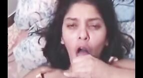 カルカッタのインドの女の子はオーラルセックスにふけると彼らの顔に精液を飲みます 1 分 40 秒