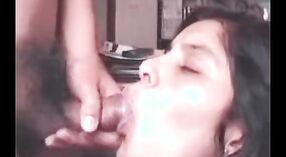 カルカッタのインドの女の子はオーラルセックスにふけると彼らの顔に精液を飲みます 3 分 40 秒
