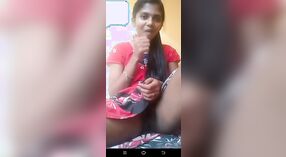 Schattig Desi strips neer naar onthullen haar geschoren kutje in een solo XXX show 0 min 40 sec