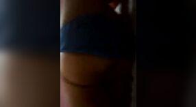 Busty gospodyni domowa widać od jej cycki w jej nagi selfie wideo na MMS 0 / min 0 sec