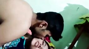 Desi mms vídeo apresenta casal quente fazendo sexo na câmara 2 minuto 00 SEC