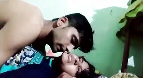 Desi mms video presenta una pareja caliente teniendo sexo en cámara 4 mín. 00 sec