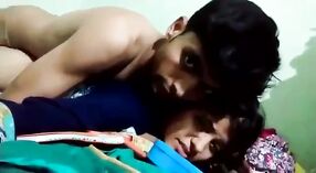 Desi mms vídeo apresenta casal quente fazendo sexo na câmara 1 minuto 00 SEC