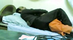 Indiase vrouw cheats op haar man met zijn vriend in Verborgen camera video 1 min 20 sec