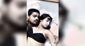 Sexy college dziewczyna dostaje niegrzeczny w pełnym akcji filmie ze swoim kochankiem 0 / min 0 sec