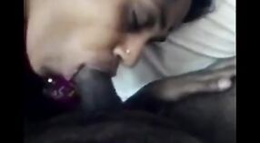Desi bhabhi experiências de seu primeiro sexo anal com seu companheiro de quarto neste vídeo 1 minuto 20 SEC