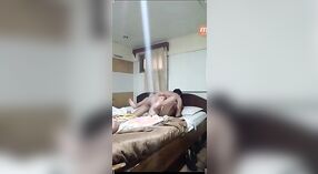 Desi夫妇在热闹的MMC视频中充满爱意 1 敏 20 sec