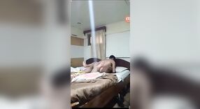 Hacer el amor apasionado de una pareja desi en un video MMC humeante 1 mín. 10 sec