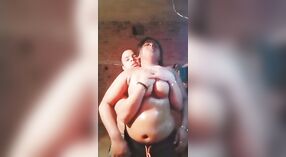 Desi empregada em suas calças obtém um gosto de MMC com um homem bem dotado 1 minuto 50 SEC