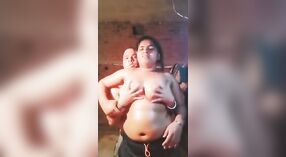 Desi empregada em suas calças obtém um gosto de MMC com um homem bem dotado 2 minuto 40 SEC