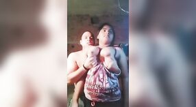 Desi empregada em suas calças obtém um gosto de MMC com um homem bem dotado 0 minuto 30 SEC