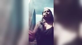 Estudiante universitaria bengalí hace alarde de sus grandes tetas y su coño peludo en un video caliente 0 mín. 0 sec