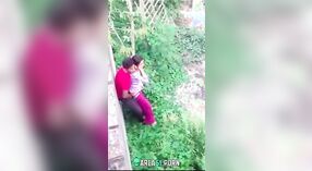 デジカップルが屋外MMSビデオで庭でクソを捕まえる 0 分 0 秒