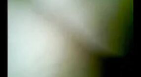 దేశీ ఇండియన్ అత్త మరియు ఆమె చిన్న కొడుకు ఈ ఇంట్లో తయారుచేసిన వీడియోలో వారి లైంగికతను అన్వేషిస్తారు 0 మిన్ 40 సెకను