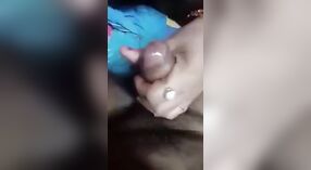 Desi Bhabhi让她的猫充满了一个大黑公鸡 1 敏 00 sec